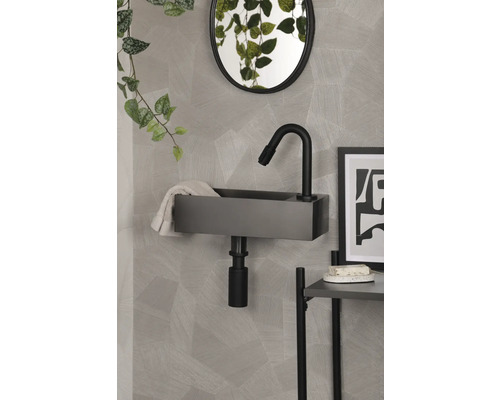 Badezimmer mit Waschbecken, Armatur, Spiegel und Deko