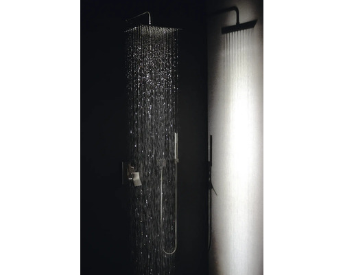 Regendusche mit Handbrause und laufendem Wasser im Badezimmer