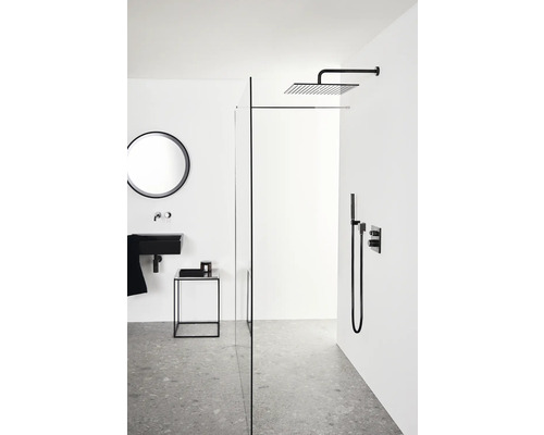 Modernes Badezimmer mit Dusche, Waschtisch und Spiegel