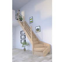 Holztreppe mit Geländer in einem hellen Raum