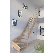Holztreppe mit Geländer in einem hellen Raum