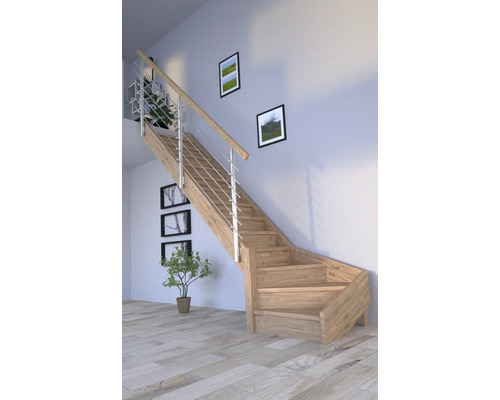 Holztreppe mit Geländer im Wohnraum
