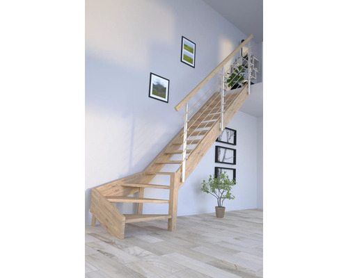 Holztreppe mit Metallgeländer in einem hellen Raum