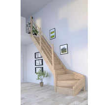 Holztreppe mit Geländer in einem hellen Raum
