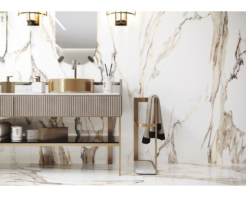 Badezimmer mit Waschtisch, Spiegel und Handtuchhalter vor einer Wand- und Bodenfliese mit Marmoroptik