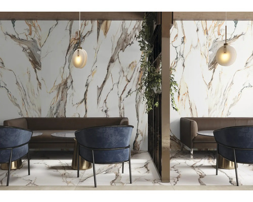 Innenraum mit Marmorwand, Sofas, Tischen und Stühlen.