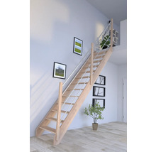 Holztreppe mit Metallgeländer in einem hellen Raum