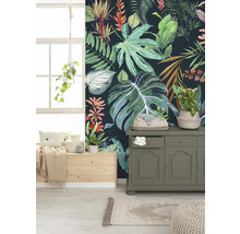 Wohnraum mit botanischer Tapete, Kommode und Holzhocker
