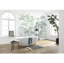 Badezimmer mit Badewanne, Regal, Hocker, Teppich und tropischer Fototapete