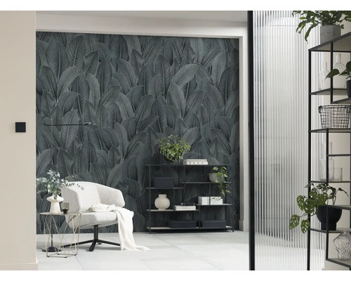 Fototapete Vlies P254-VD3 Bain de Feuilles 3-tlg. 300 x 250 cm Wohnzimmer mit Sessel, Regal und Wandtapete mit Blattmuster