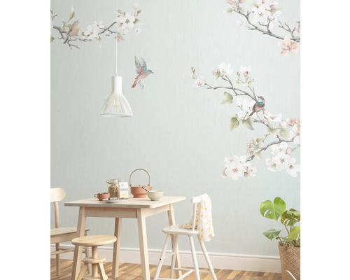 Fototapete Vlies P264-VD3 Apple Blossom 3-tlg. 300 x 250 cm Heller Raum mit Esstisch, Stühlen, Pendelleuchte, Zimmerpflanze und Wanddekoration mit Blüten und Vögeln.