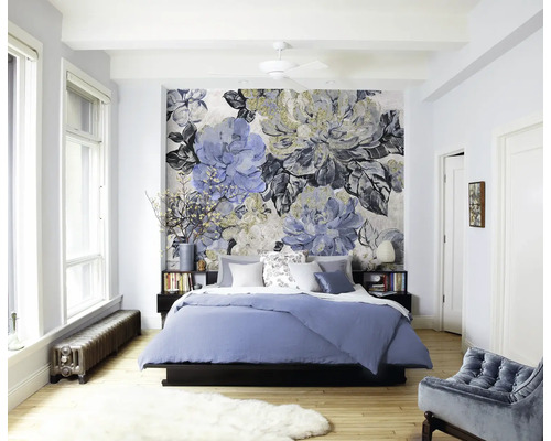 Fototapete Vlies P265-VD3 Vintage blue Garden 3-tlg. 300 x 250 cm Helles Schlafzimmer mit einem Bett, das mit floralen Tapeten geschmückt ist.