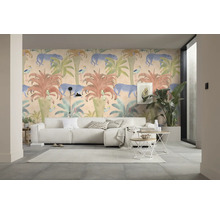 Wohnzimmer mit Sofa und Dschungeltapete mit Pflanzenmotiven, blauen Leoparden und exotischen Vögeln.