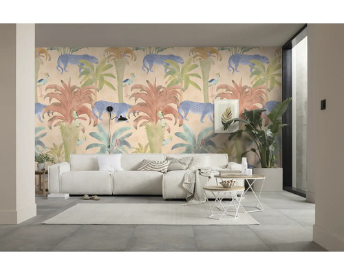 Fototapete Vlies P274-VD3 Safari Pattern 3-tlg. 300 x 250 cm Wohnzimmer mit Sofa und Dschungeltapete mit Pflanzenmotiven, blauen Leoparden und exotischen Vögeln.