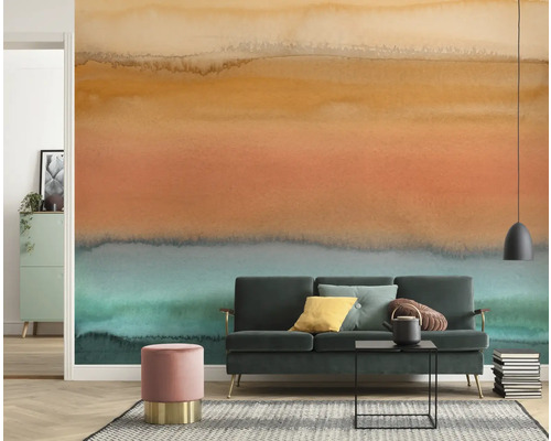 Fototapete Vlies P280-VD3 Risveglio 3-tlg. 300 x 250 cm Wohnzimmer mit gemusterter Tapete, Sofa und Beistelltisch