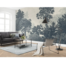 Wohnzimmer mit Sofa, Teppich, Stehlampe und Fototapete mit Waldmotiv