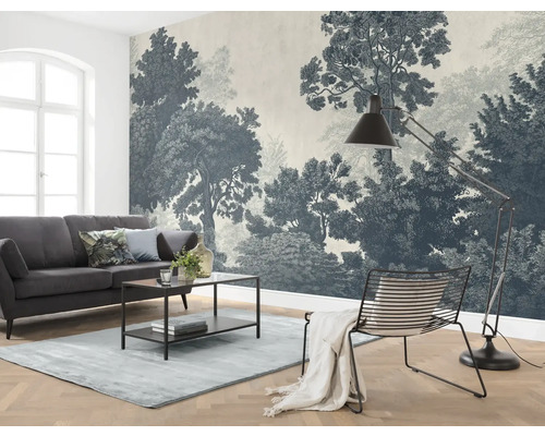 Fototapete Vlies P252-VD4 Unfading Trees 4-tlg. 400 x 250 cm Wohnzimmer mit Sofa, Teppich, Stehlampe und Fototapete mit Waldmotiv