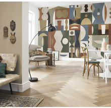Wohnzimmer mit großformatiger Grafik Wandtapete, Holzboden im Fischgrätenmuster und modernen Möbeln.