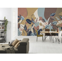 Wohnzimmer mit gemusterter Tapete, Sofa, Regal und Esstisch