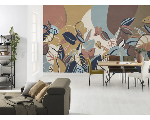 Wohnzimmer mit gemusterter Tapete, Sofa, Regal und Esstisch