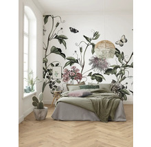Schlafzimmer mit floraler Wandtapete, Bett und Zimmerpflanzen