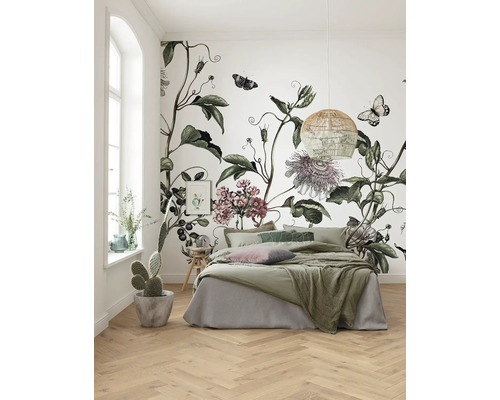 Schlafzimmer mit floraler Wandtapete, Bett und Zimmerpflanzen