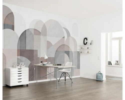 Helles Arbeitszimmer mit geometrischer Fototapete, Schreibtisch, Rollcontainer und Stuhl