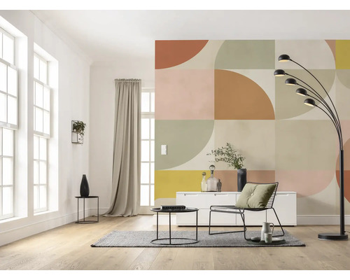 Wohnzimmer mit geometrischer Wandgestaltung, Stehlampe, Teppich, Tisch und Stuhl