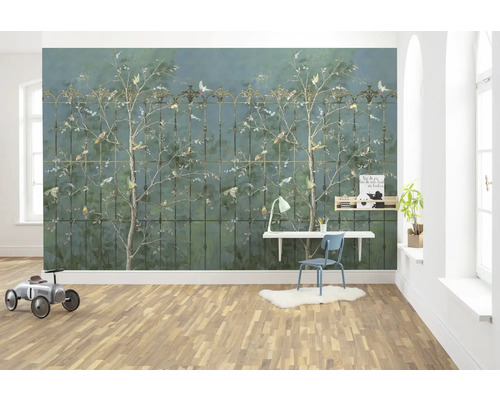 Fototapete Vlies P272-VD4 Birdsong Breeze 4-tlg. 400 x 250 cm Raum mit gemusterter Tapete, Schreibtisch und Spielzeugauto
