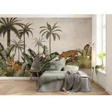 Schlafzimmer mit Dschungeltapete, die Palmen, Tiger und einen Tukan zeigt