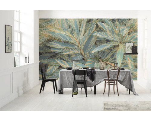 Esszimmer mit Esstisch und floraler Fototapete