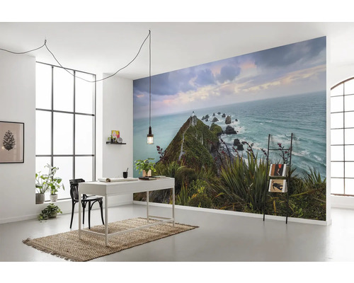 Helles Arbeitszimmer mit Fototapete einer Küstenlandschaft mit Leuchtturm