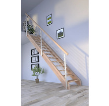 Holztreppe mit Metallgeländer im Wohnraum