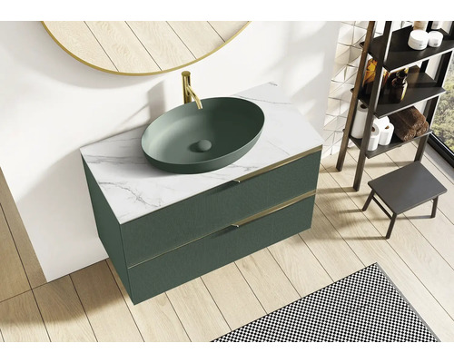 Badezimmer mit Unterschrank, Aufsatzwaschbecken, Armatur, Spiegel und Regal