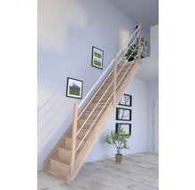 Holztreppe mit Geländer in einem hellen Raum
