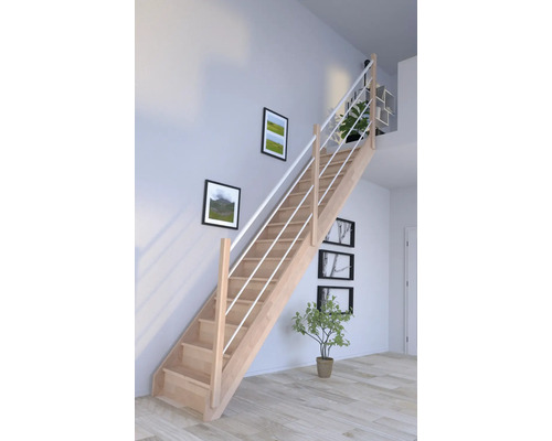 Holztreppe mit Geländer in einem hellen Raum