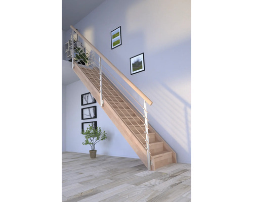 Holztreppe mit Metallgeländer im Innenraum