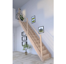 Holztreppe mit Geländer in einem hellen Raum