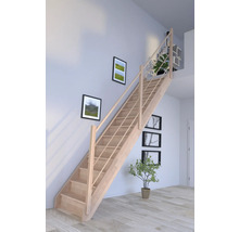 Holztreppe mit Geländer in einem hellen Raum