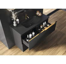 Badezimmer mit schwarzem Waschtischunterschrank, offenem Schubladenelement und Aufsatzwaschbecken