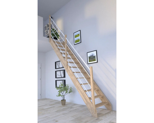 Holztreppe mit weißem Geländer in einem hellen Raum
