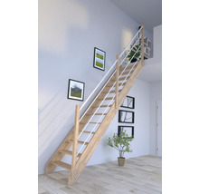Holztreppe mit weißem Geländer in einem hellen Raum