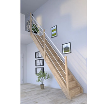 Holztreppe mit weißem Geländer in einem hellen Raum