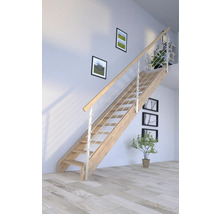 Holztreppe mit Geländer in einem hellen Raum
