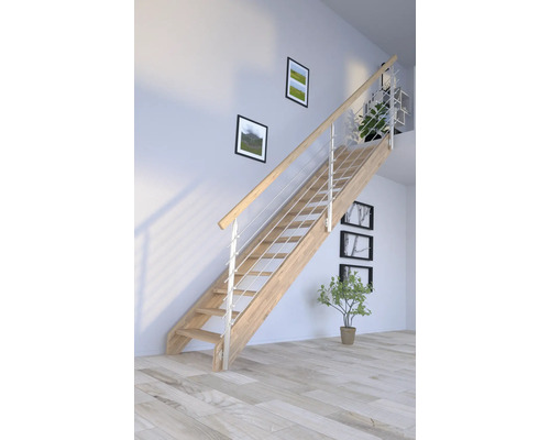 Holztreppe mit Geländer in einem hellen Raum