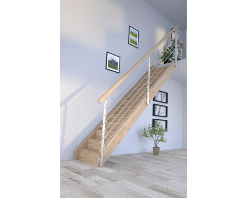 Treppe aus Holz mit Edelstahlgeländer in einem hellen Raum