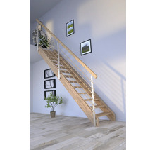 Holztreppe mit Metallgeländer in einem hellen Raum.