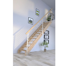 Holztreppe mit Metallgeländer in hellem Raum