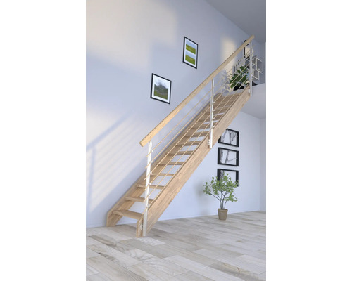 Holztreppe mit Metallgeländer in hellem Raum