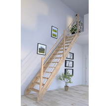 Holztreppe in einem hellen Raum mit Bildern an der Wand